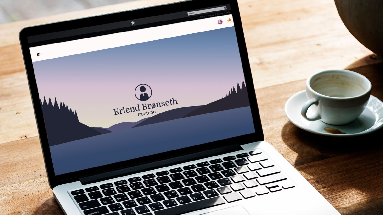 Skjermbilde av erlendweb.no på laptop ved kaffekopp.